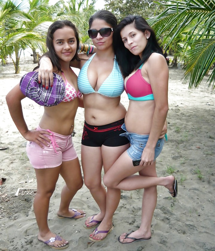 Nenas latinas en la playa
 #34298983