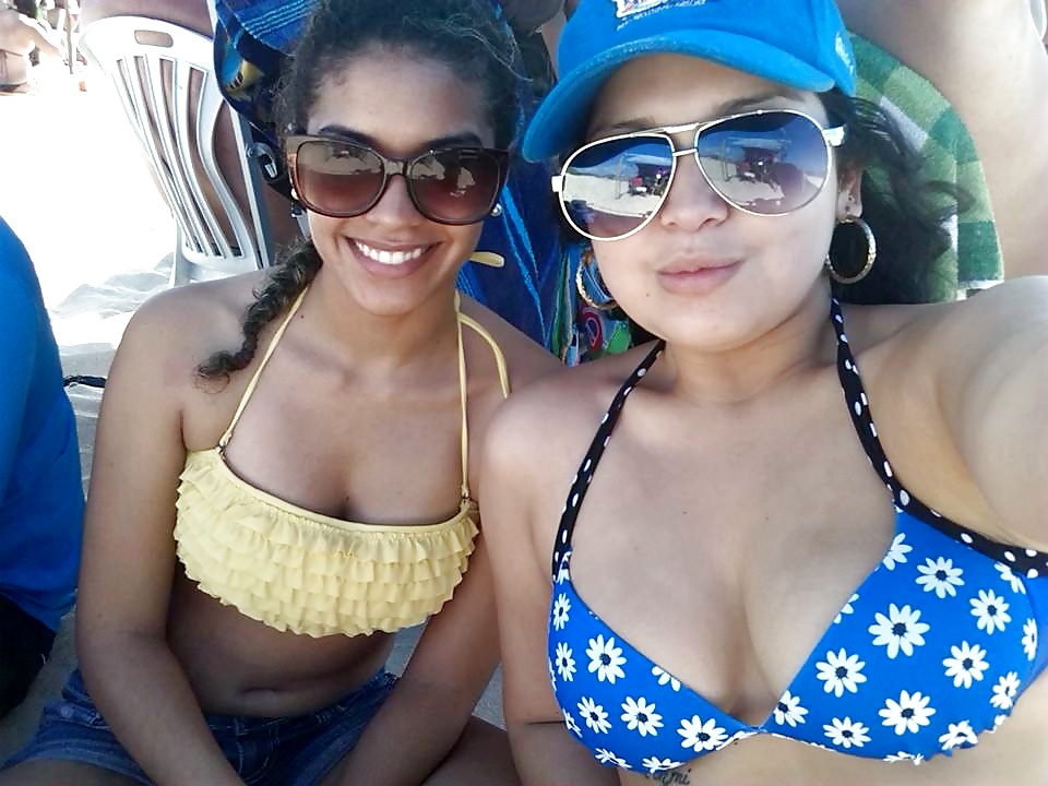 Nenas latinas en la playa
 #34299020