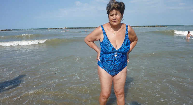 Abuela en la playa 1
 #26264039