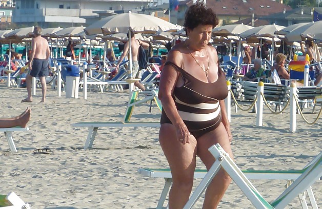 Nonna sulla spiaggia 1
 #26264065