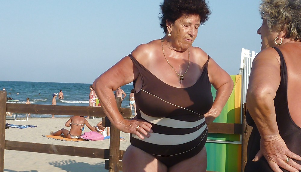 Nonna sulla spiaggia 1
 #26264086