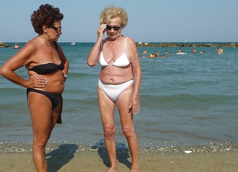 Nonna sulla spiaggia 1
 #26264096