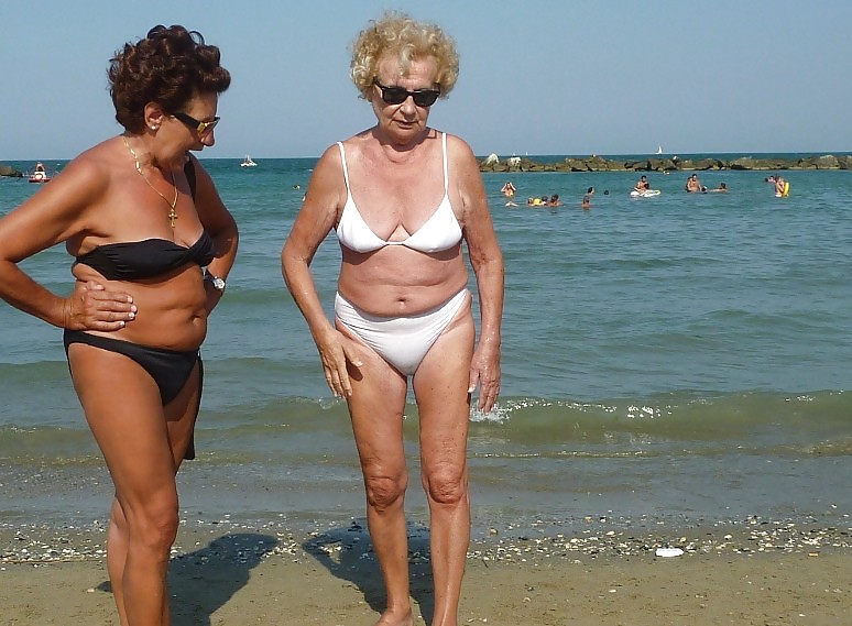 Nonna sulla spiaggia 1
 #26264108