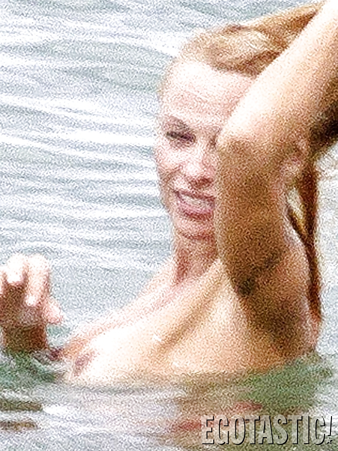 Pamela Anderson Geht Oben Ohne Auf Einem Strand In Frankreich #24257986
