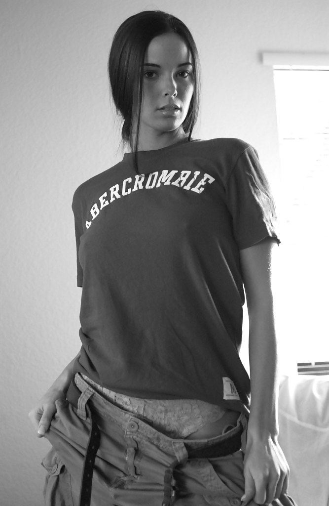Morena caliente posando en su sofá
 #24327665