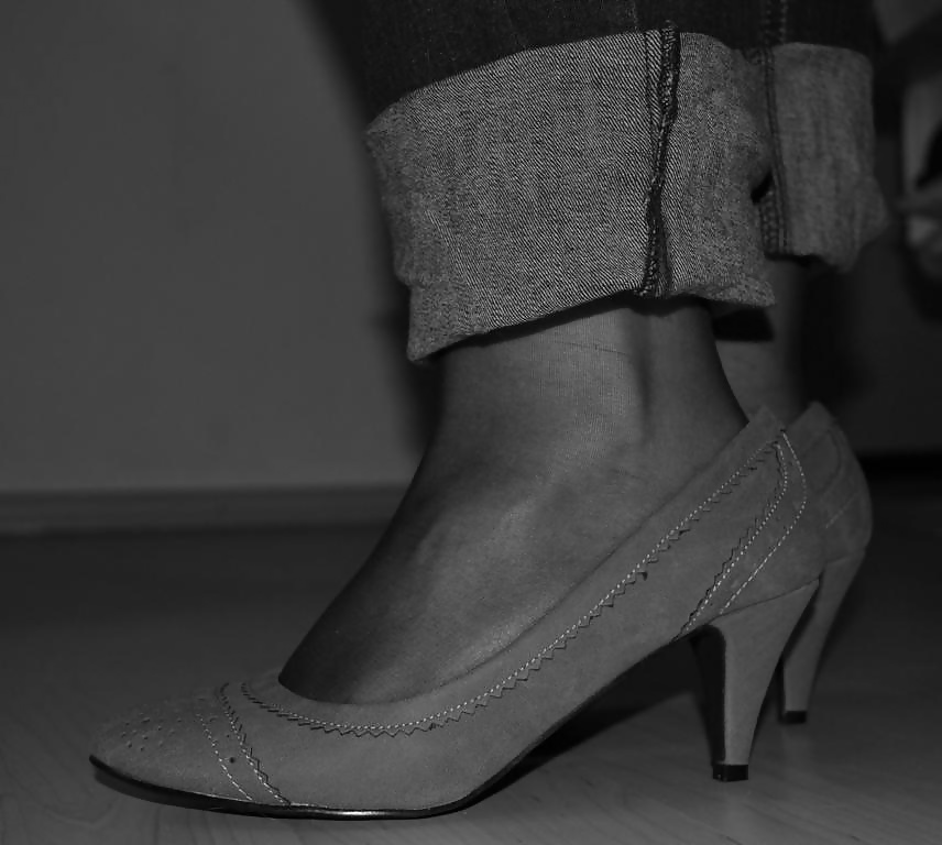 Jessica muestra sus lindos pies en nylons y zapatos sexy
 #25465433