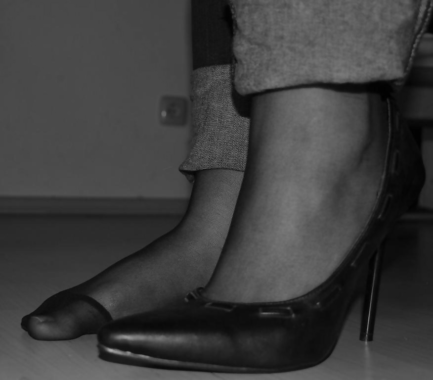 Jessica mostra i suoi bei piedi in calze di nylon e scarpe sexy
 #25465457