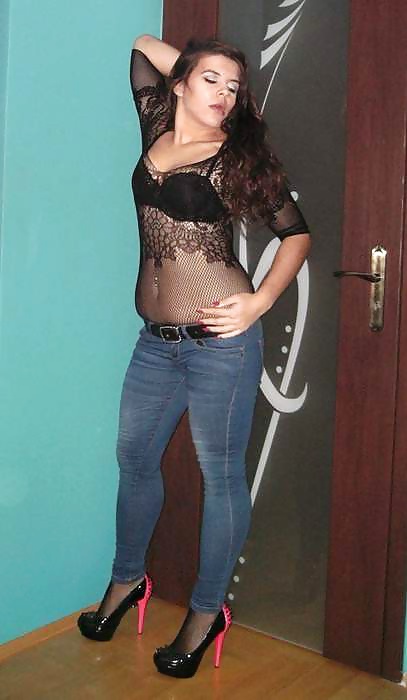 Mi zorra favorita en jeans ajustados y tacones 
 #25112322