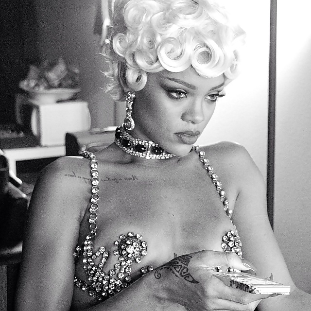 Rihanna Nippel, Seethrough, Pokies, Spaltring #35208983