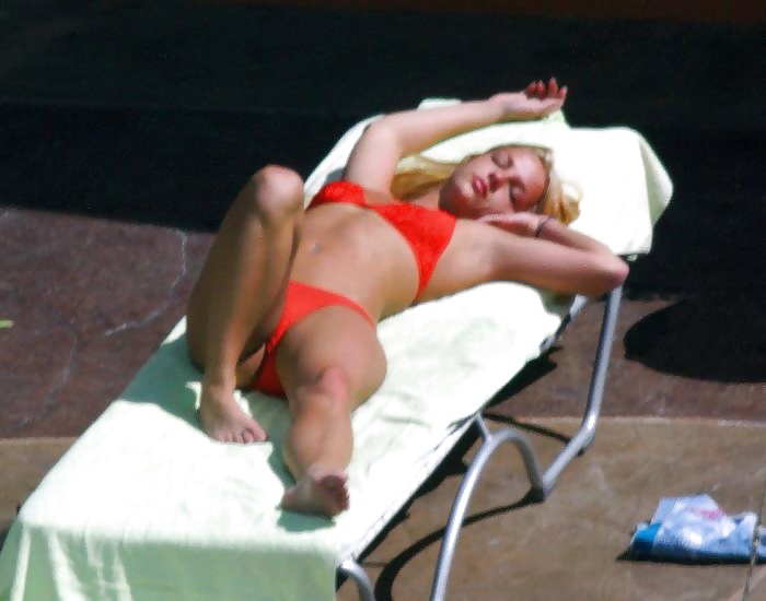 Britney Spears Ihren Arsch Und Fotze In Einem Roten Bikini Zur Schau #30661654