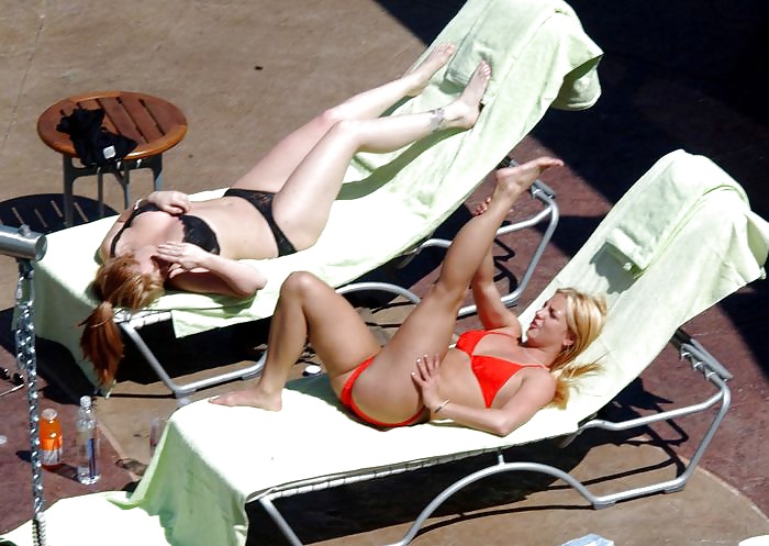 Britney Spears Ihren Arsch Und Fotze In Einem Roten Bikini Zur Schau #30661660