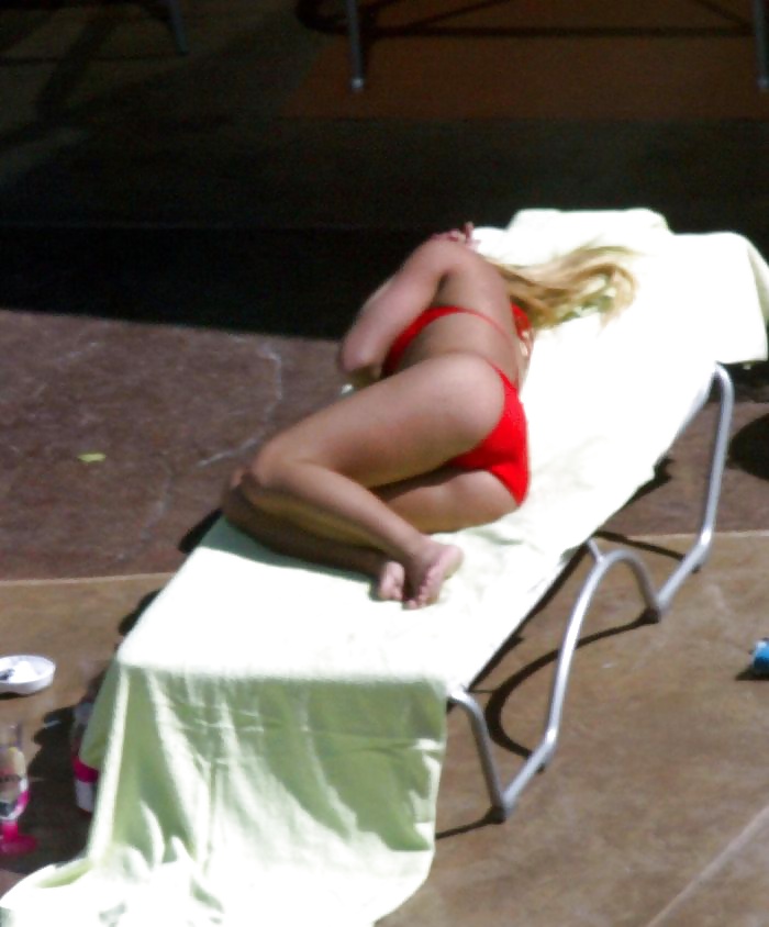 Britney Spears Ihren Arsch Und Fotze In Einem Roten Bikini Zur Schau #30661681