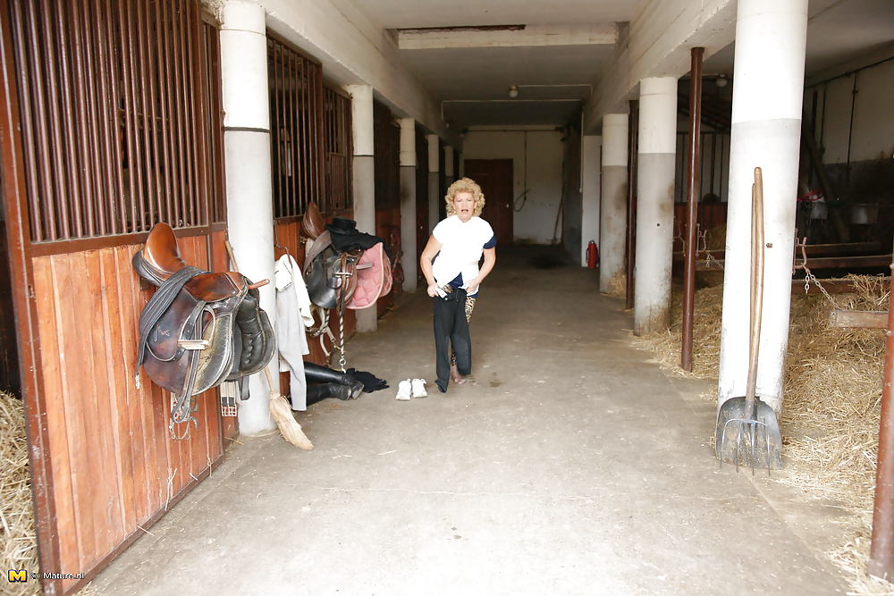 Vieja abuelita toma enorme consolador en la granja parte 1
 #35816489