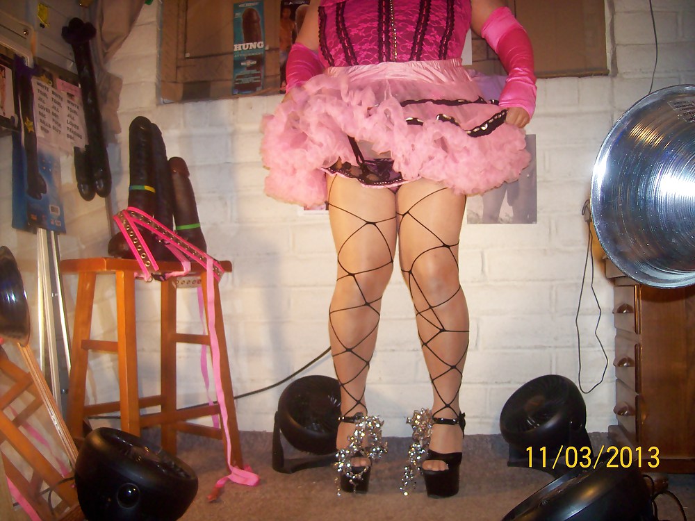 Tgirl bbc slut teases bbcs in her showgirl dancing outfit
 #24491144