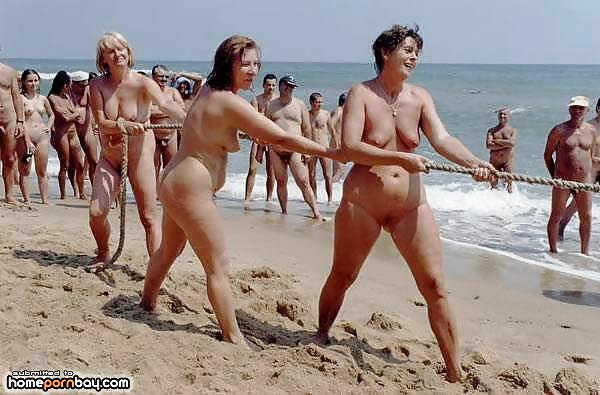 Un sacco di ragazze da spiaggia
 #24861773