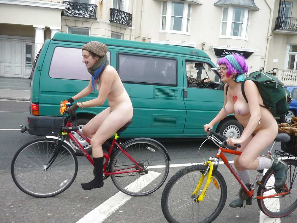 Mundo desnudo en bicicleta 2
 #36527787