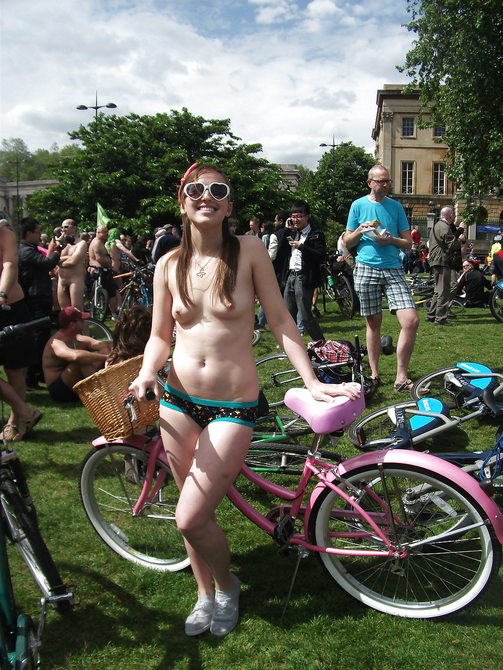 Mundo desnudo en bicicleta 2
 #36527817