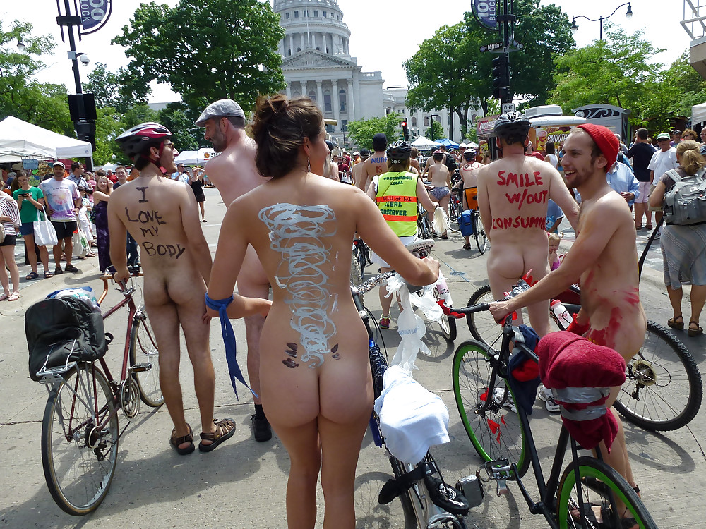 Mundo desnudo en bicicleta 2
 #36527869