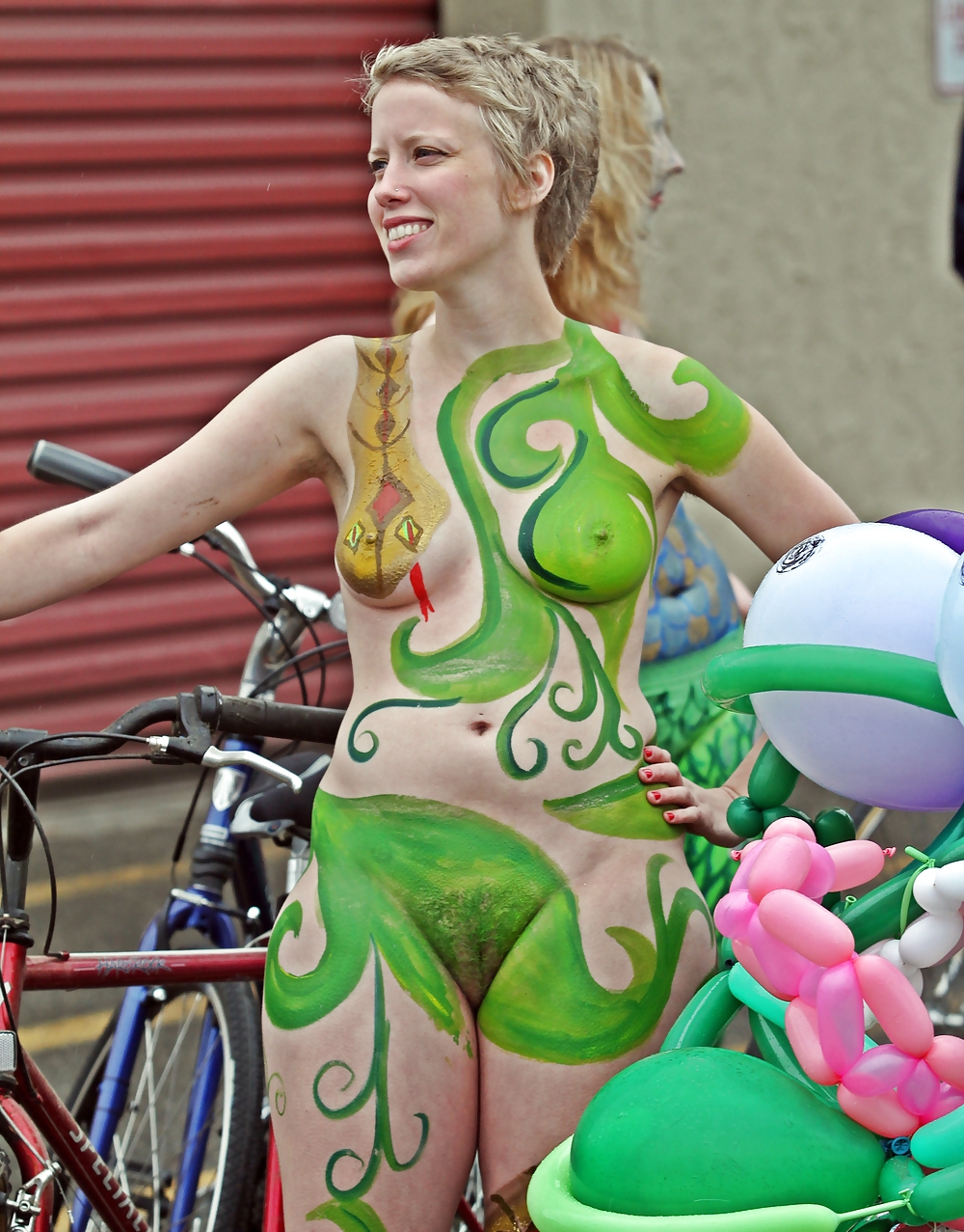 Mundo desnudo en bicicleta 2
 #36527934