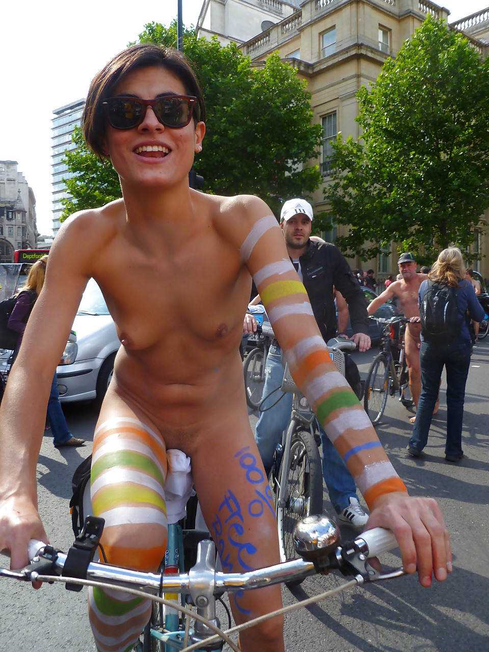 Mundo desnudo en bicicleta 2
 #36528022
