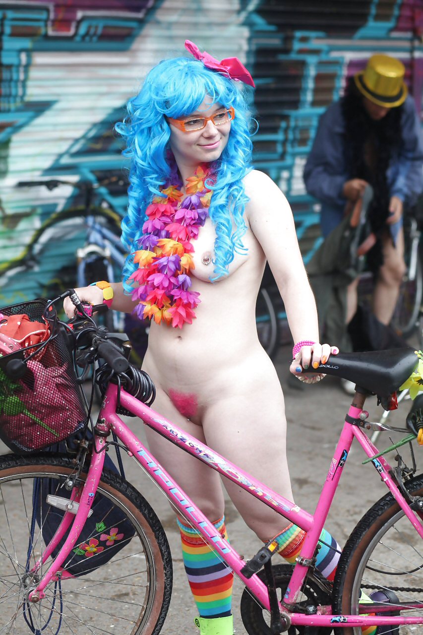 Mundo desnudo en bicicleta 2
 #36528025