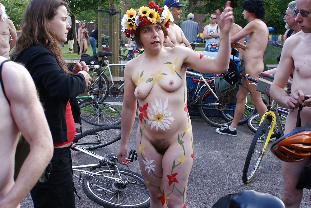 Mundo desnudo en bicicleta 2
 #36528049