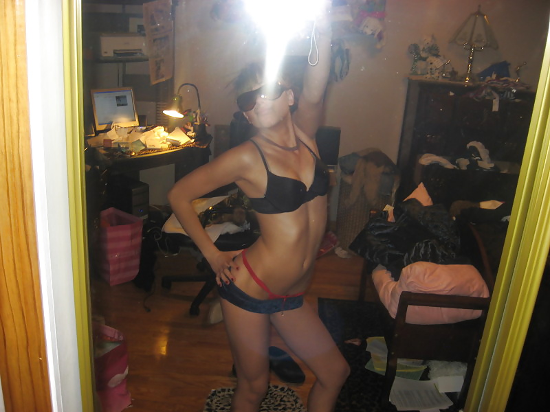 Slut posiert vorm spiegel
 #26134921