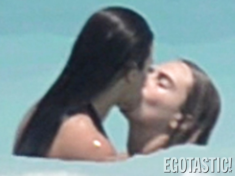 Cara delevingne & michelle rodriguez en cancun
 #25282600