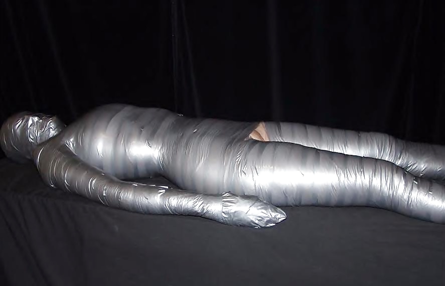 Fetiche 2: momificación bondage con envoltura de plástico y cinta adhesiva
 #24128941