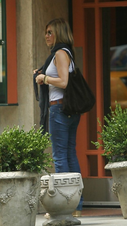 Jennifer Aniston - Jeans (meistens) #33038558