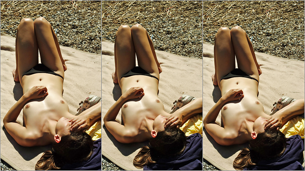 Guste in topless su una spiaggia
 #27809751