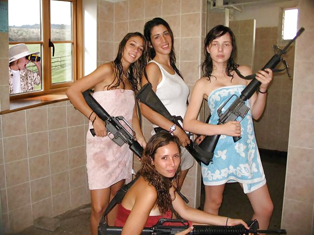 Mujeres de defensa israelíes ( en su mayoría no desnudas )
 #26785885