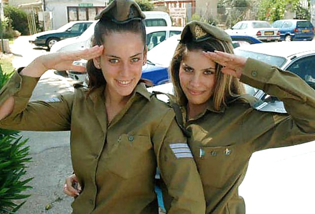 Mujeres de defensa israelíes ( en su mayoría no desnudas )
 #26785931