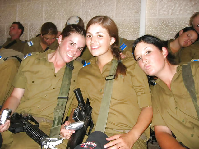 Mujeres de defensa israelíes ( en su mayoría no desnudas )
 #26786065