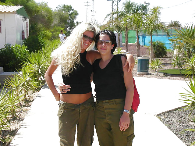 Mujeres de defensa israelíes ( en su mayoría no desnudas )
 #26786085