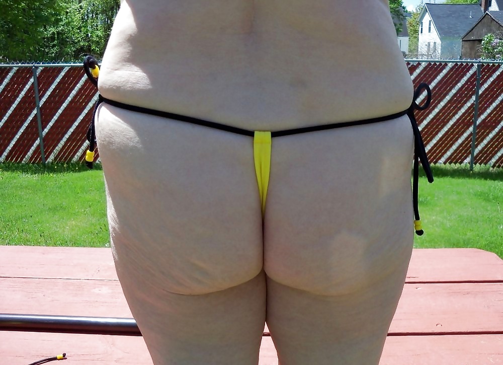 小さな黄色いビキニ
 #33905116