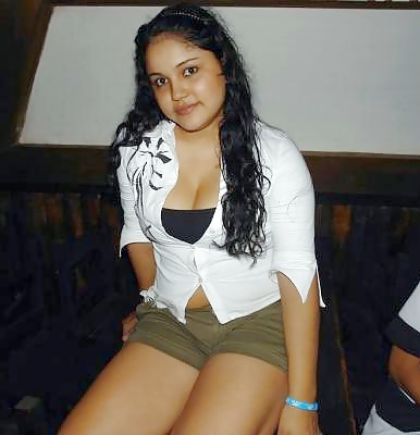 ジーンズを履いたセクシーなラテン系の女性
 #26414070