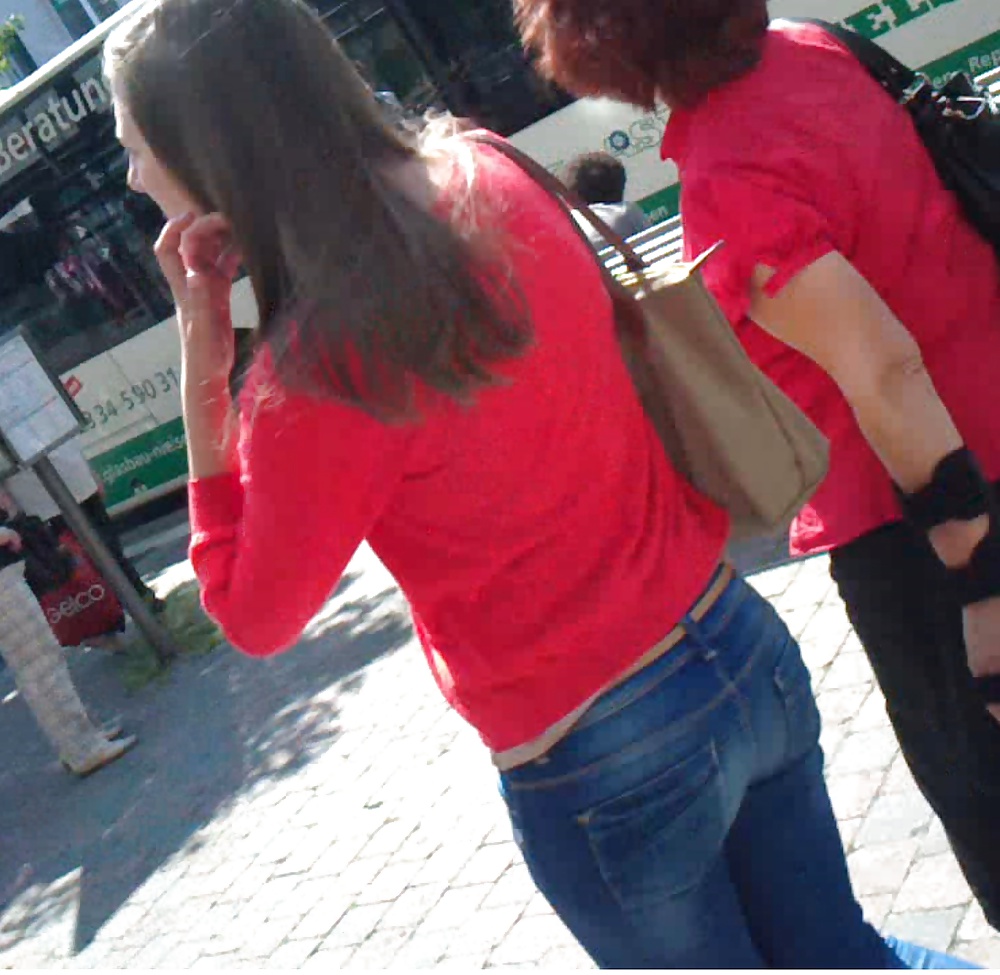 セクシーなドイツ人のお尻の女の子たちを公衆の面前で - パート1
 #34720642