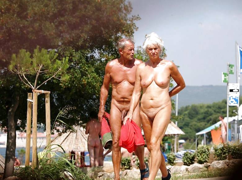 Desnudos del abuelo y la abuela
 #34099773