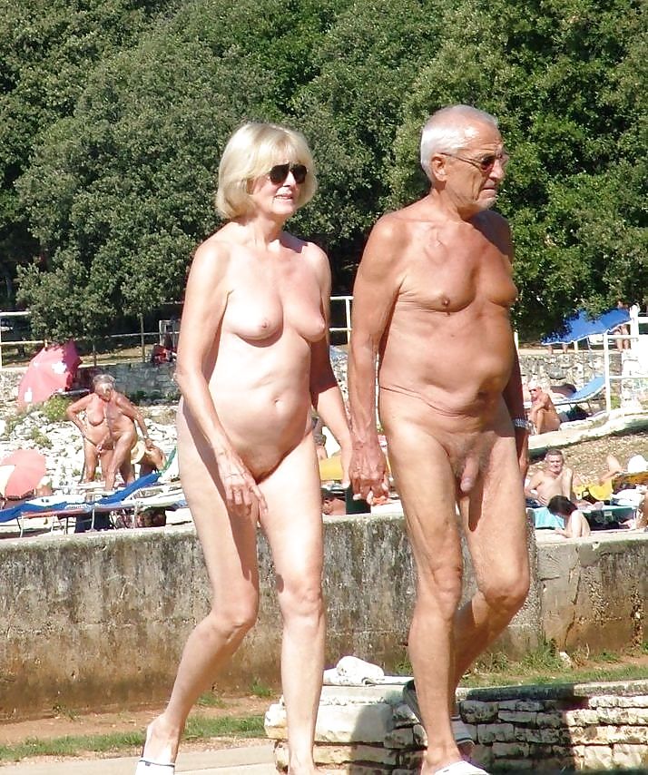 Desnudos del abuelo y la abuela
 #34099803