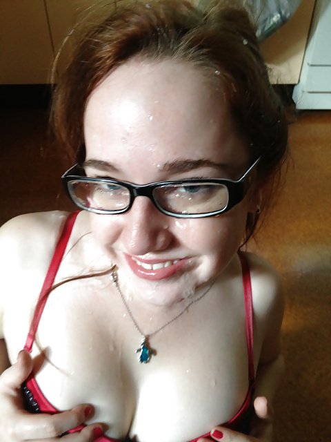 Sosteniendo las tetas para recibir una corrida
 #33211772