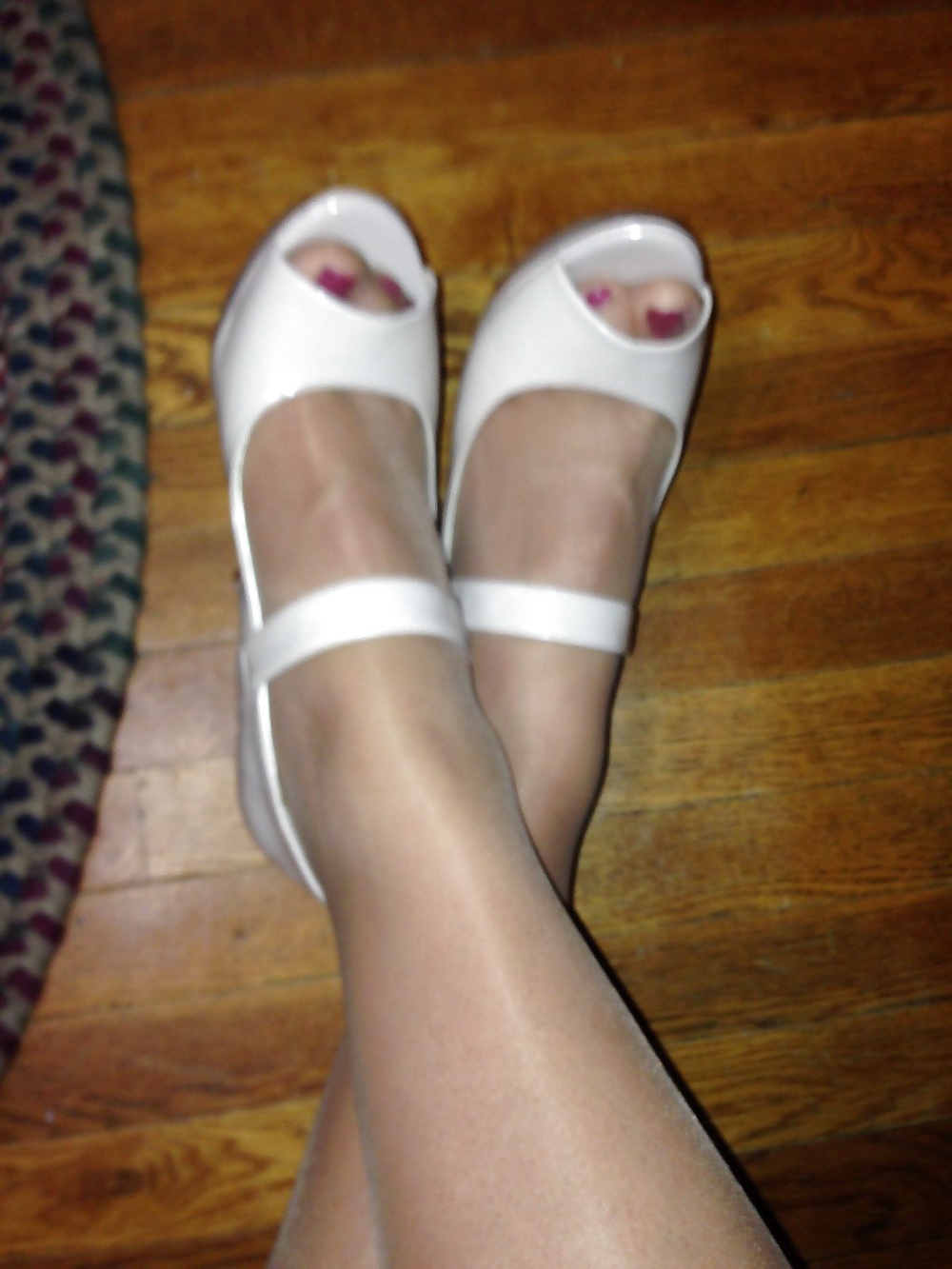 Tante Gudrun in Feinstrumpfhose und weissen Heels