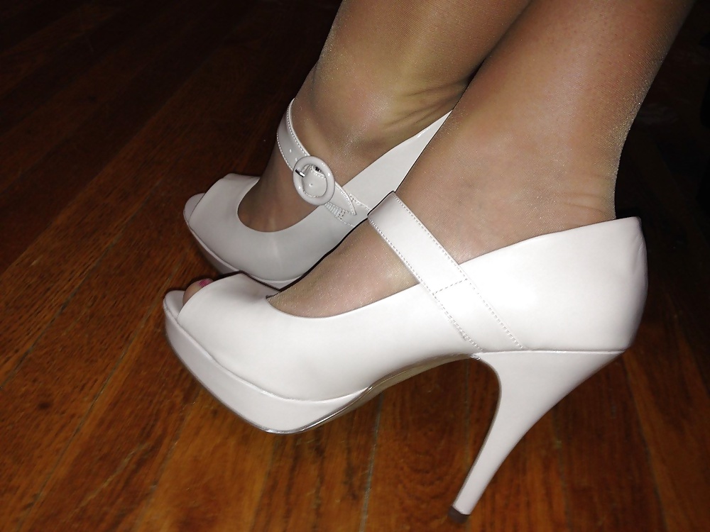 Tante Gudrun In Feinstrumpfhose Und Weissen Heels #27844702