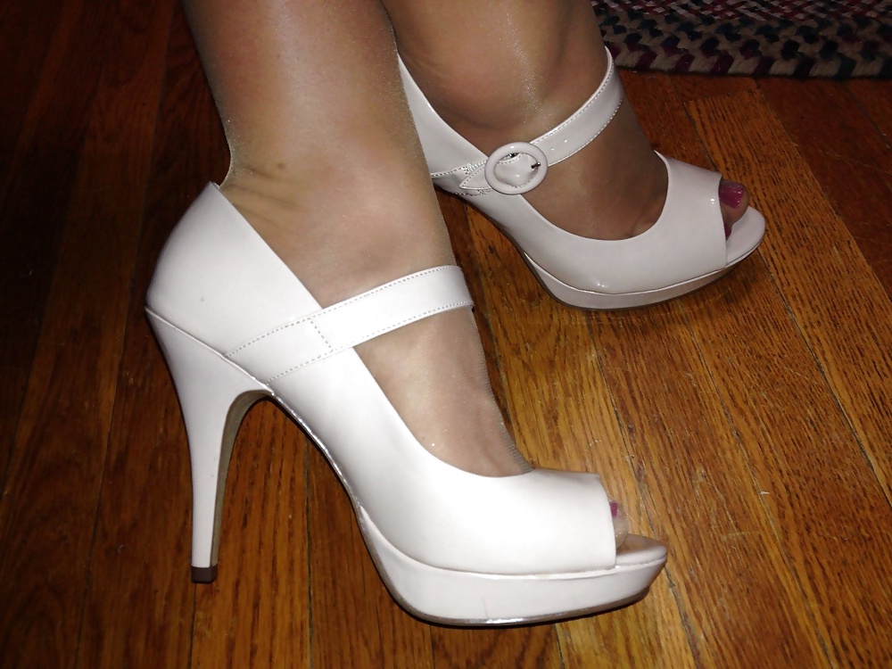 Tante Gudrun In Feinstrumpfhose Und Weissen Heels #27844709