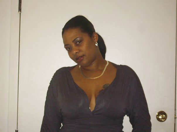 黒髪の女性
 #32701948