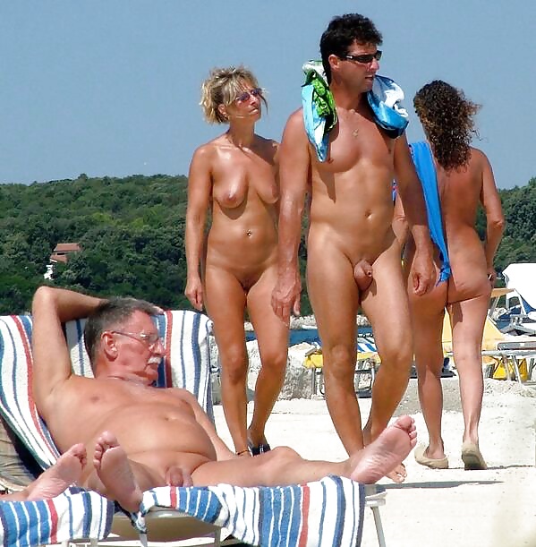 Parejas desnudas en la playa
 #24672207