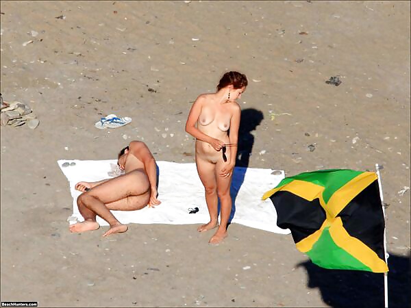 Parejas desnudas en la playa
 #24672212
