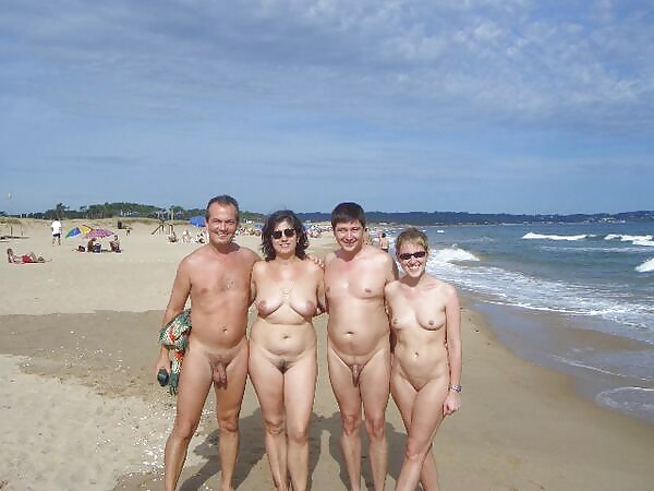 Coppie nude sulla spiaggia
 #24672224
