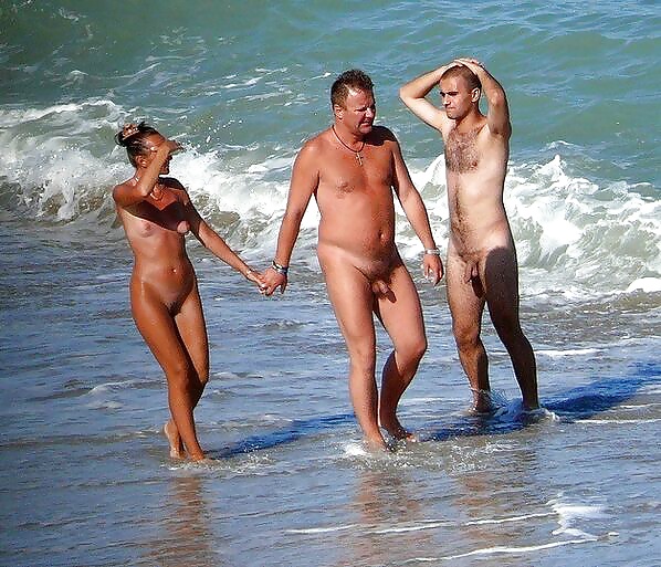 Parejas desnudas en la playa
 #24672284