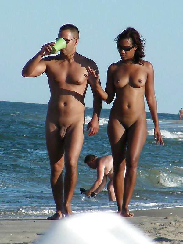 Parejas desnudas en la playa
 #24672360